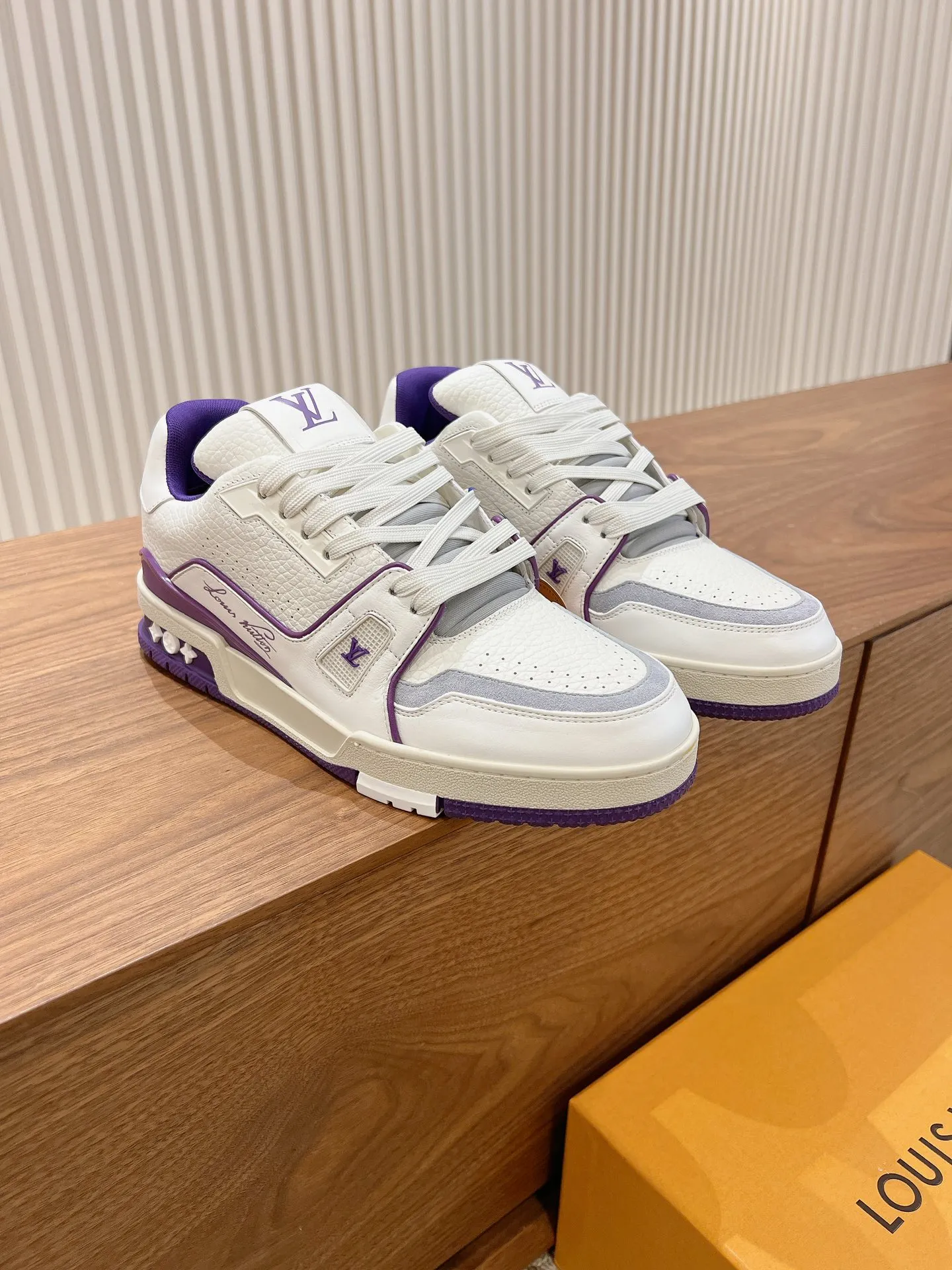 👟👟Ex-factory price 840👟👟 Dongguan high-end supply top version LV-Louis Vuitton 2022 catwalk new style, original 1:1 developed replica! ! It is very comfortable to wear on the foot. It is made of fine workmanship. The upper is spliced ​​with calfskin imported from Italy. The side is decorated with the brand's LOGO and signature. The cowhide foot pads are lined with mesh, making the foot feel super comfortable. The original two-color TPU combination outsole is specially provided by the original factory. Packing process: Goodyear stitching and overlocking Size: 35-44 standard size
